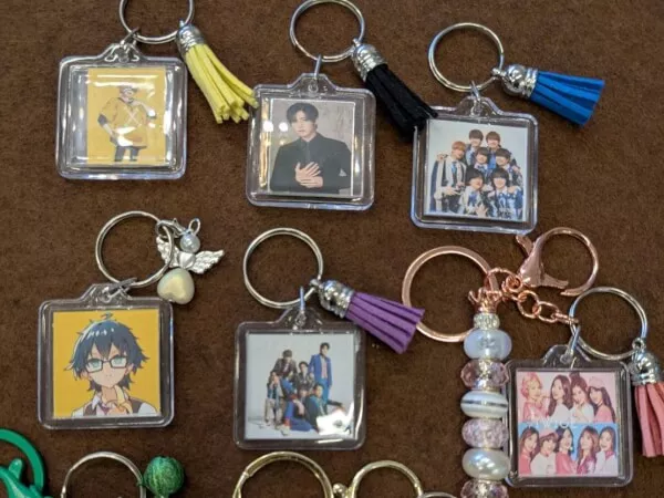 【3】いろいろなカラーやデザインのチャームの材料を選んでキーチェーンバー（金属棒）につけていきます❣